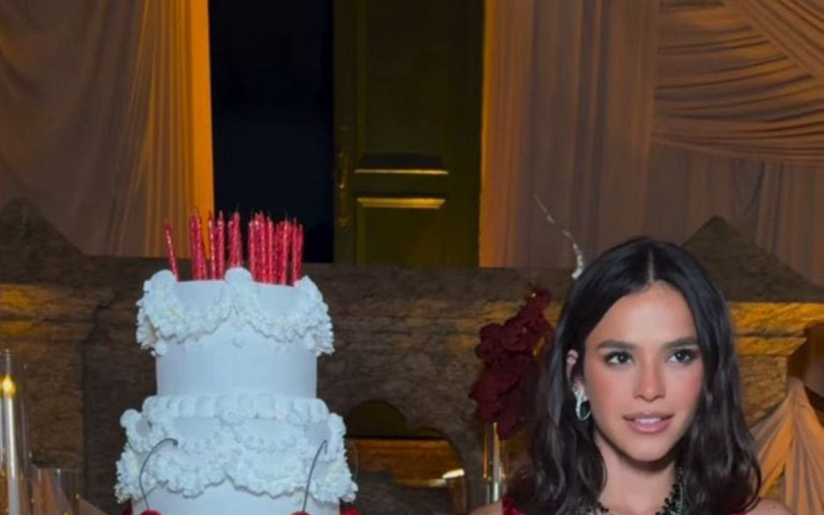 Bruna Marquezine posou ao lado do seu bolo de anivers&aacute;rio de cinco andares