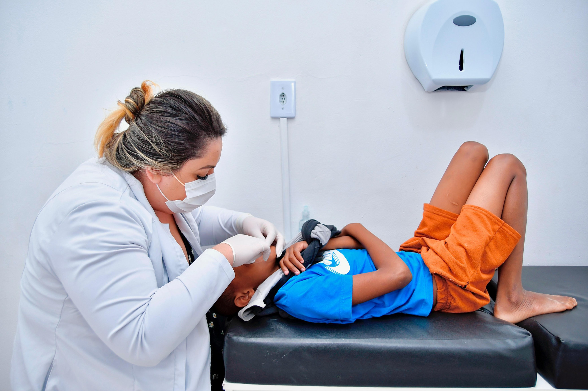 O jovem Isa&iacute;as Francisco era s&oacute; alegria ap&oacute;s a avalia&ccedil;&atilde;o odontol&oacute;gica e a aplica&ccedil;&atilde;o de fl&uacute;or   - Jeovani Campos / PMBR