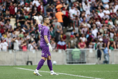 Fábio comemora recorde e analisa atuação em vitória: 'Honrar as cores do Fluminense'