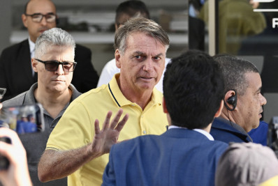 Bolsonaro deixa prisão domiciliar e vai a hospital para exames médicos