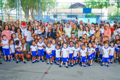 Prefeitura de Meriti inicia entrega dos novos uniformes da rede municipal