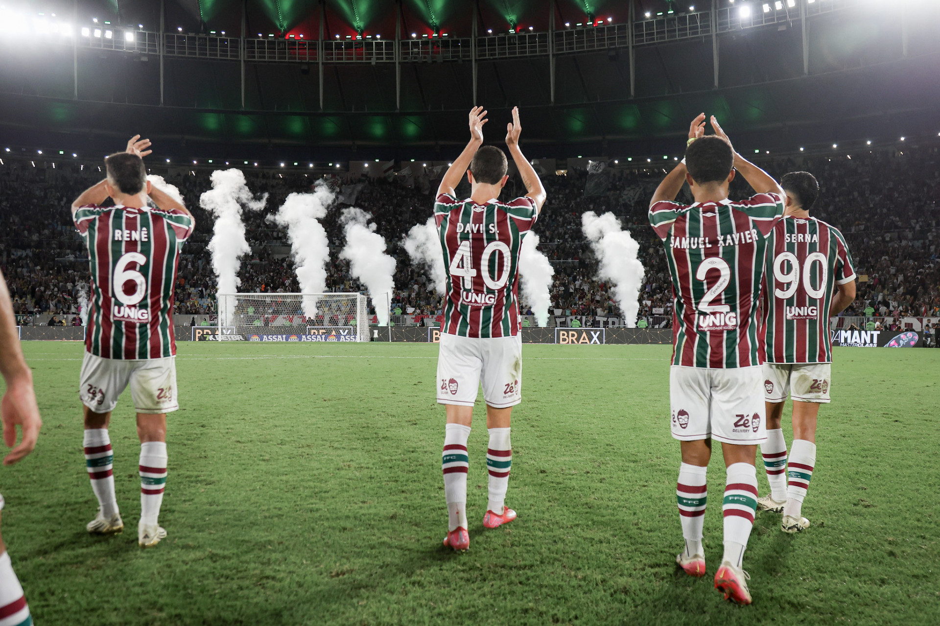 Jogadores do Fluminense aplaudem a torcida no Maracanã - Marcelo Gonçalves/Fluminense FC
