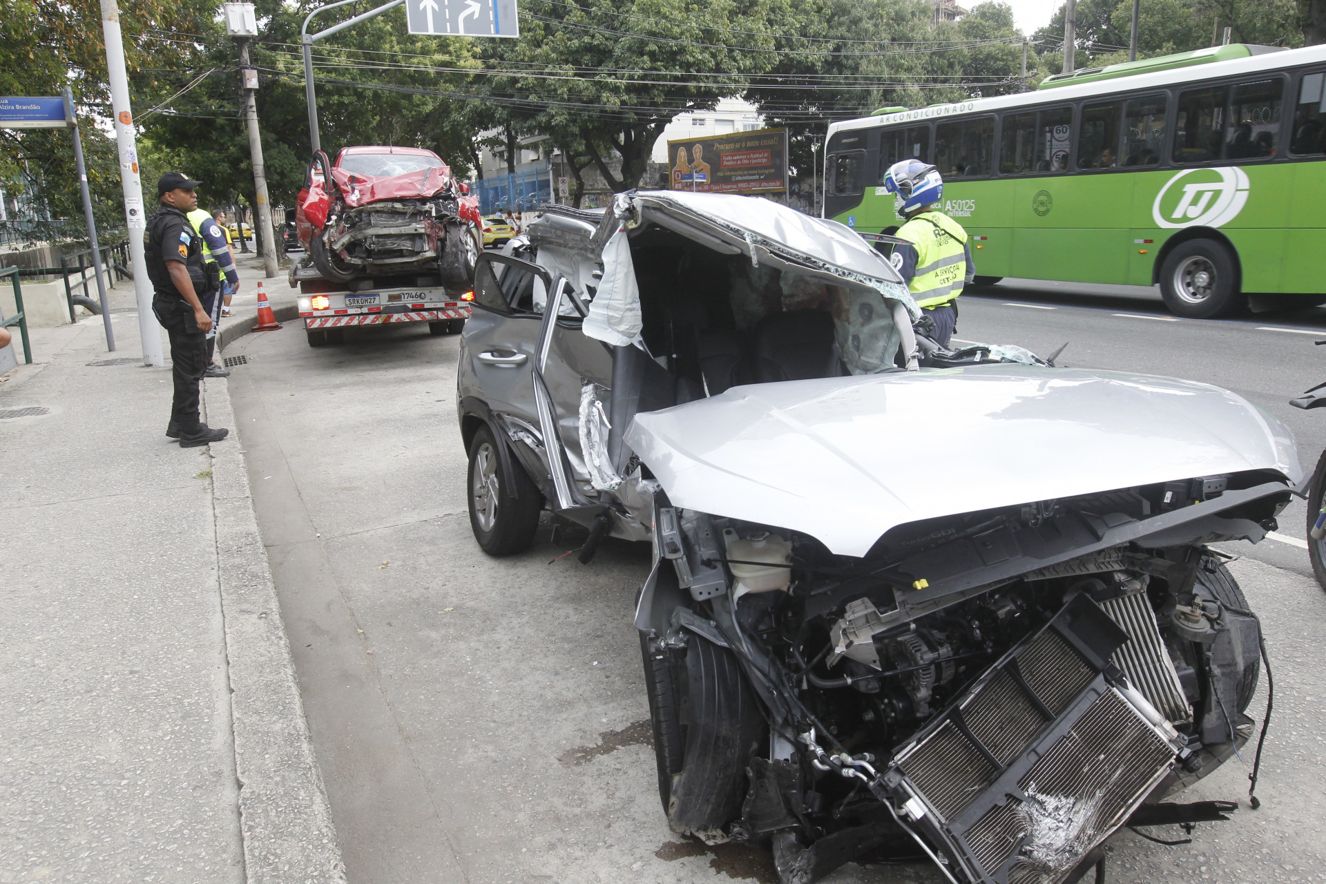 Carros envolvidos em grave acidente na Tijuca, Zona Norte do Rio, ficaram totalmente destruídos
 - Reginaldo Pimenta/Agência O Dia