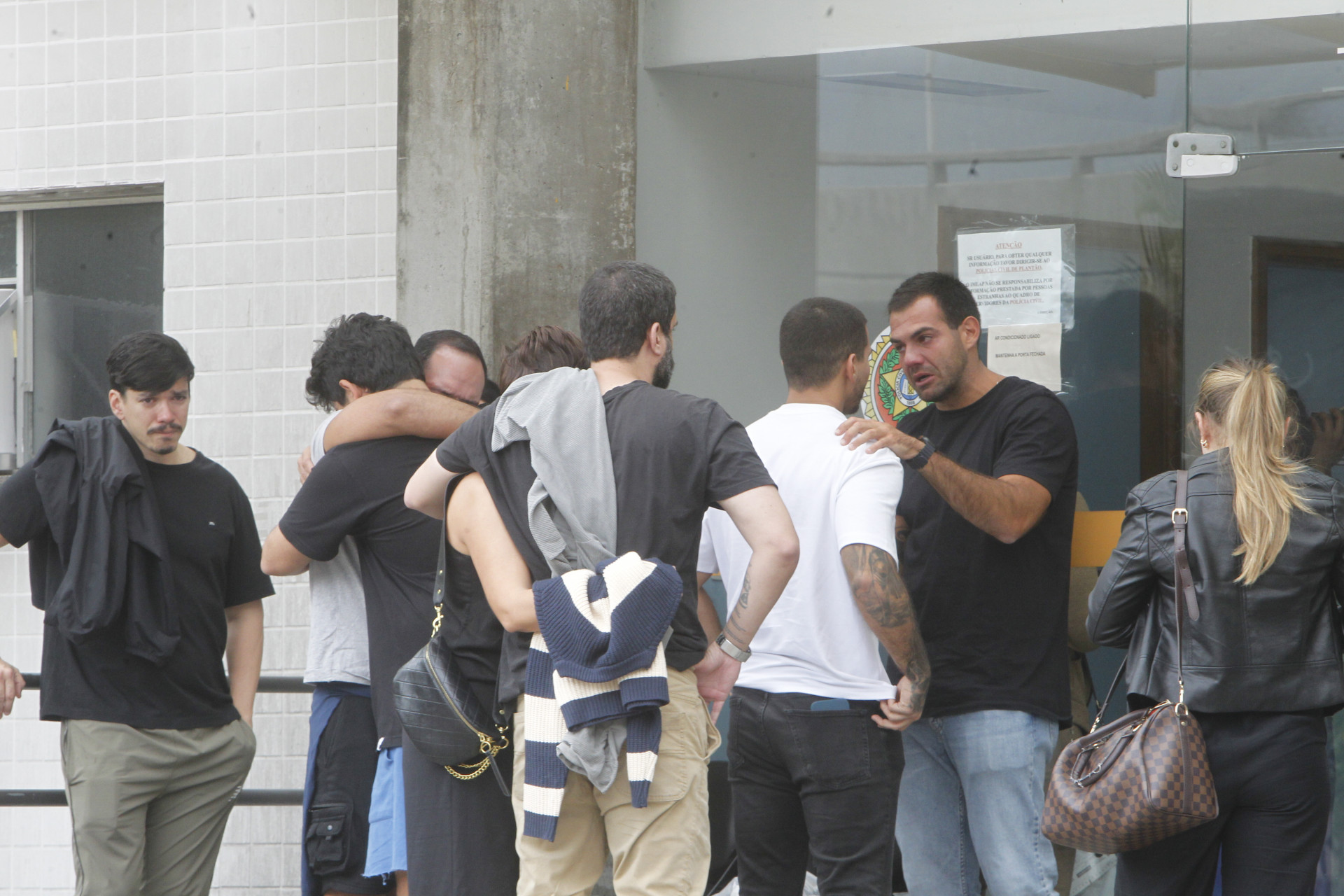 Familiares de vítimas em acidente na Tijuca estiveram no IML do Centro para liberação dos corpos - Reginaldo Pimenta/Agência O Dia