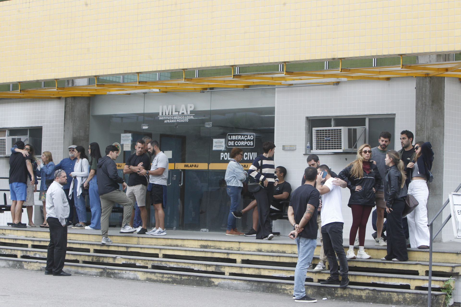 Familiares de vítimas em acidente na Tijuca estiveram no IML do Centro para liberação dos corpos - Reginaldo Pimenta/Agência O Dia