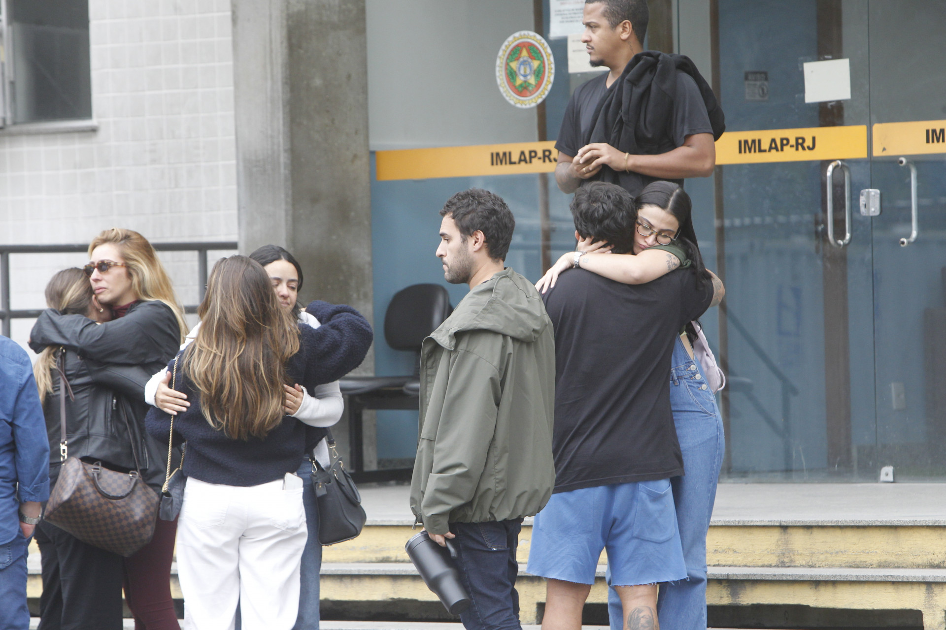 Familiares de vítimas em acidente na Tijuca estiveram no IML do Centro para liberação dos corpos - Reginaldo Pimenta/Agência O Dia