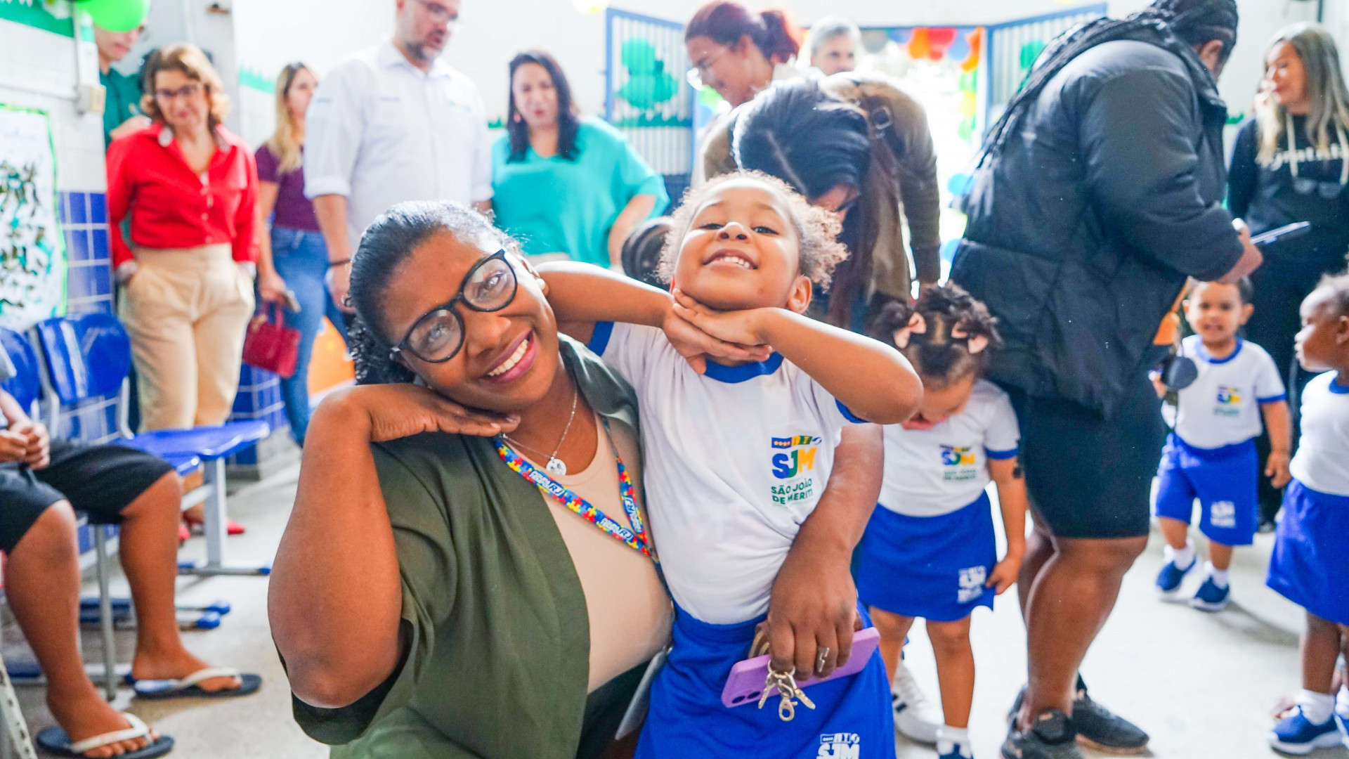 Isadora e a mãe Adriana gostaram do novo conjunto recebido - Gilberto Rocha/ PMSJM