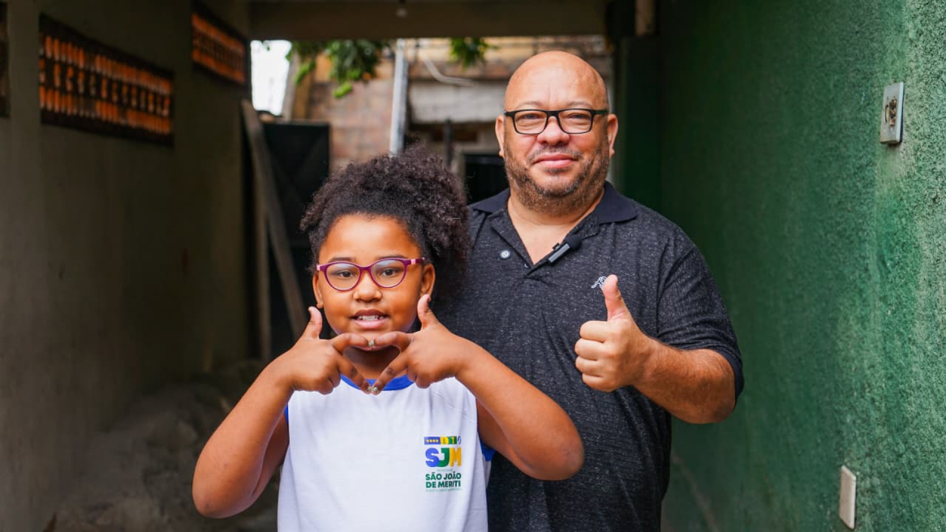 Luna e o pai Osvaldo aprovaram o uniforme entregue em casa pelo prefeito Léo Vieira - Gilberto Rocha/ PMSJM