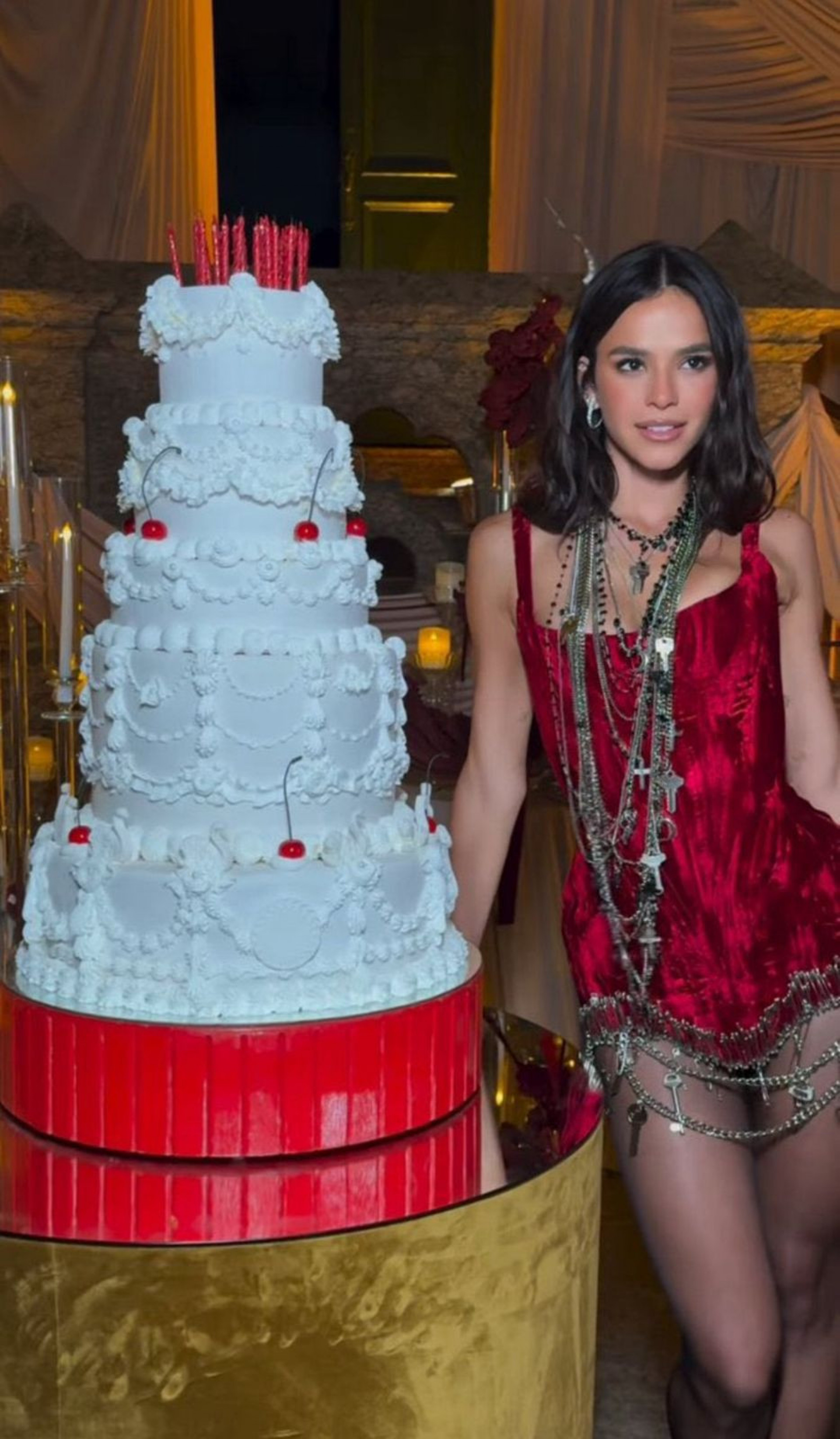 Bruna Marquezine posou ao lado do seu bolo de aniversário de cinco andares - Reprodução / Instagram