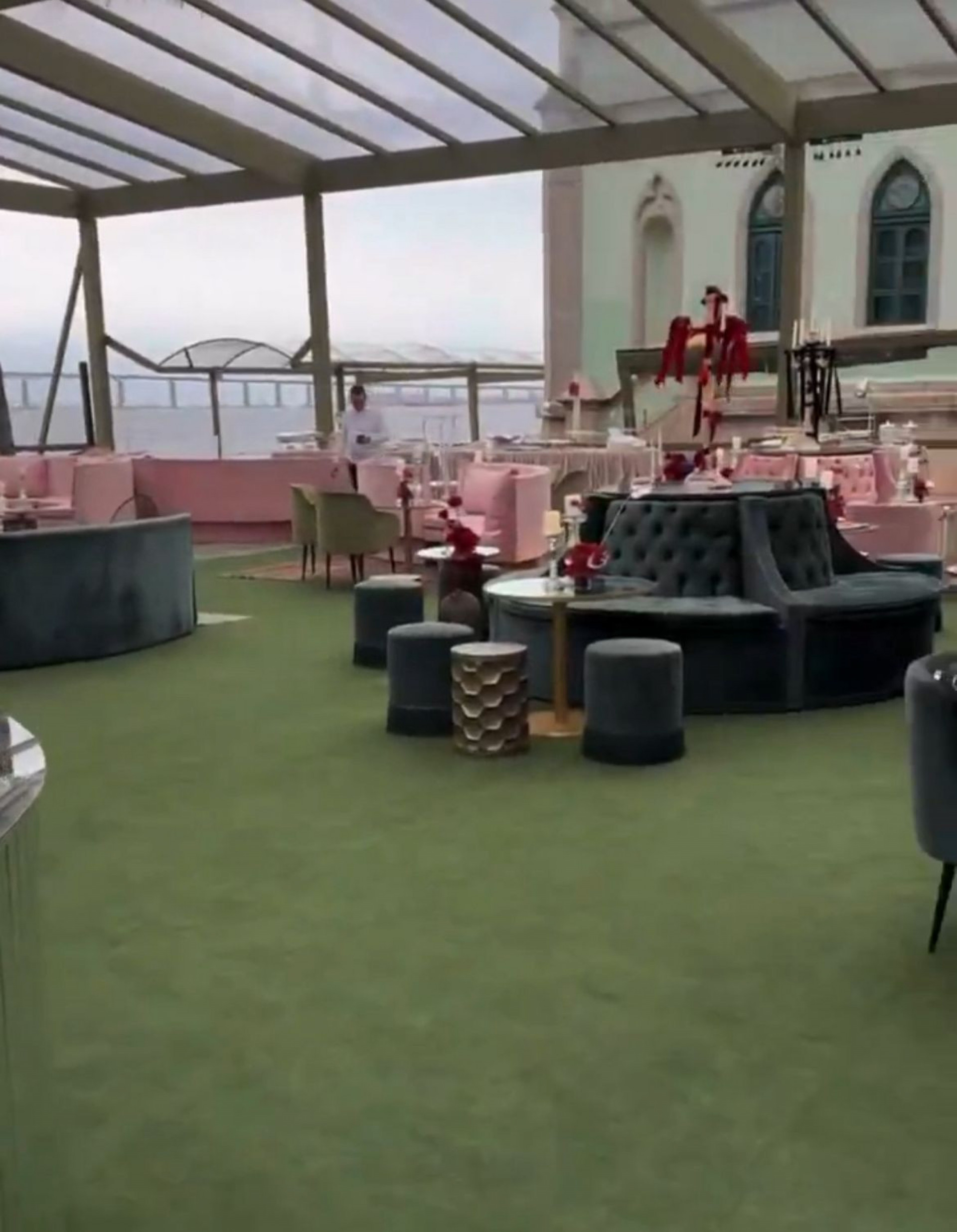 Espaço reservado para os convidados foi decorado em tons verde e rosa - Reprodução / X