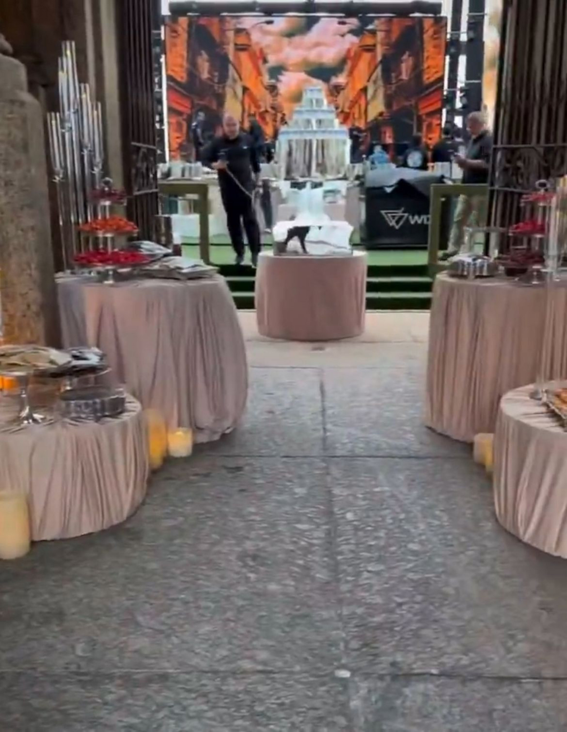 A decoração da festa contou com tons nudes - Reprodução / X