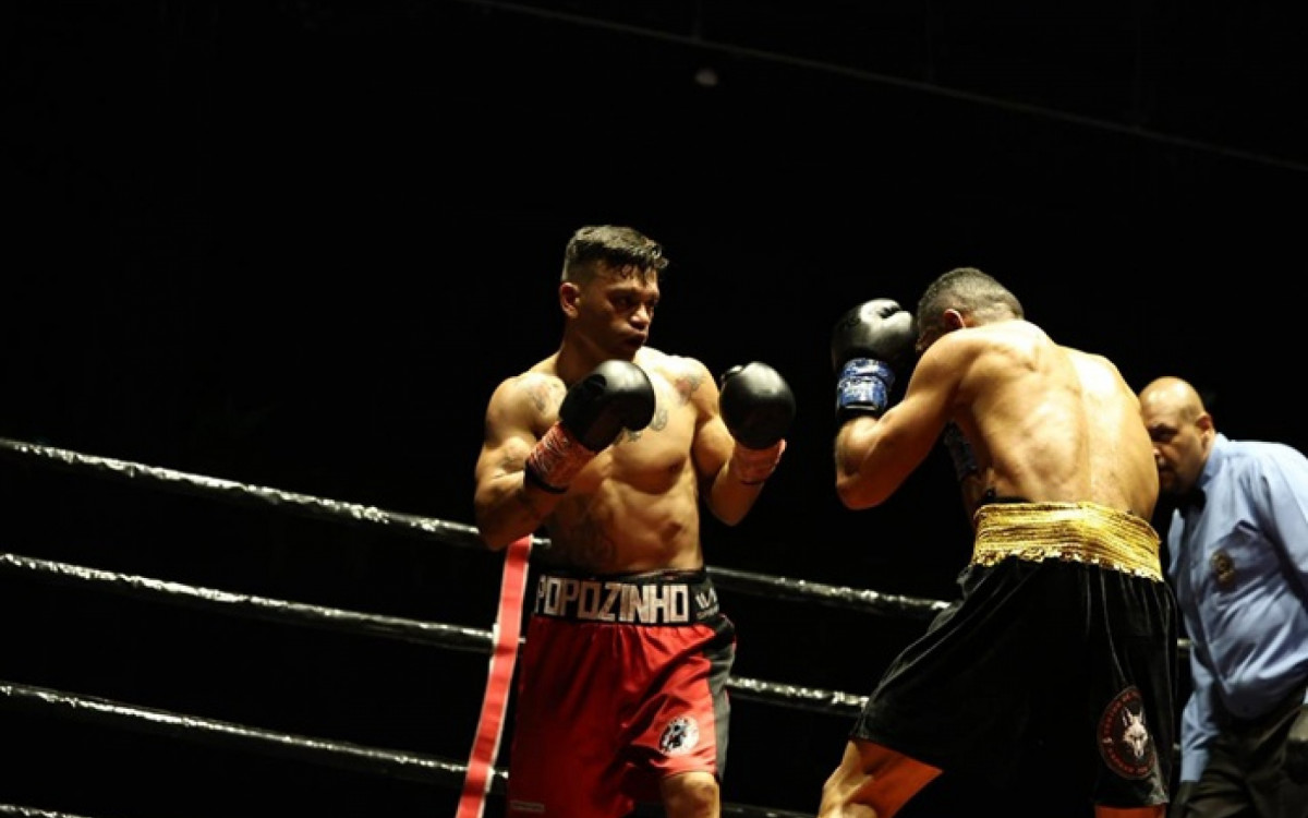 Popózinho (de vermelho) não deu chances para Pendragon na luta principal do Outboxing Fight Night 1 

