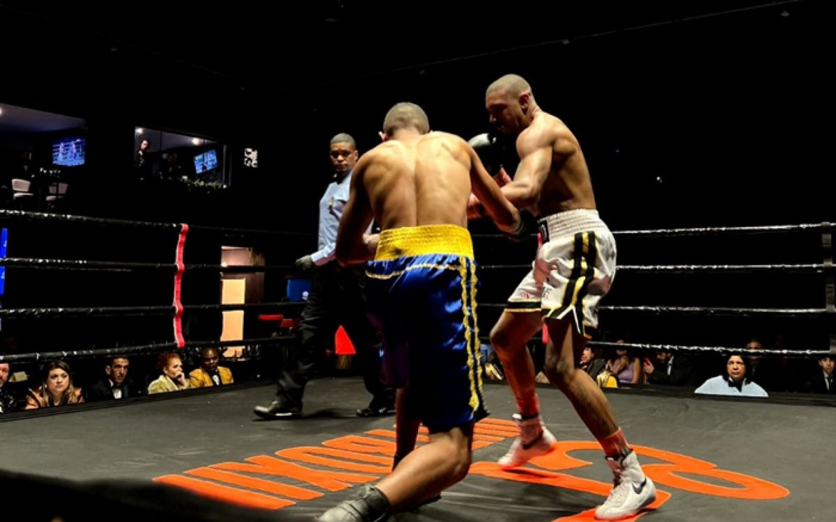 Tico (de branco) deu show na estreia oficial do Outboxing Fight Night 