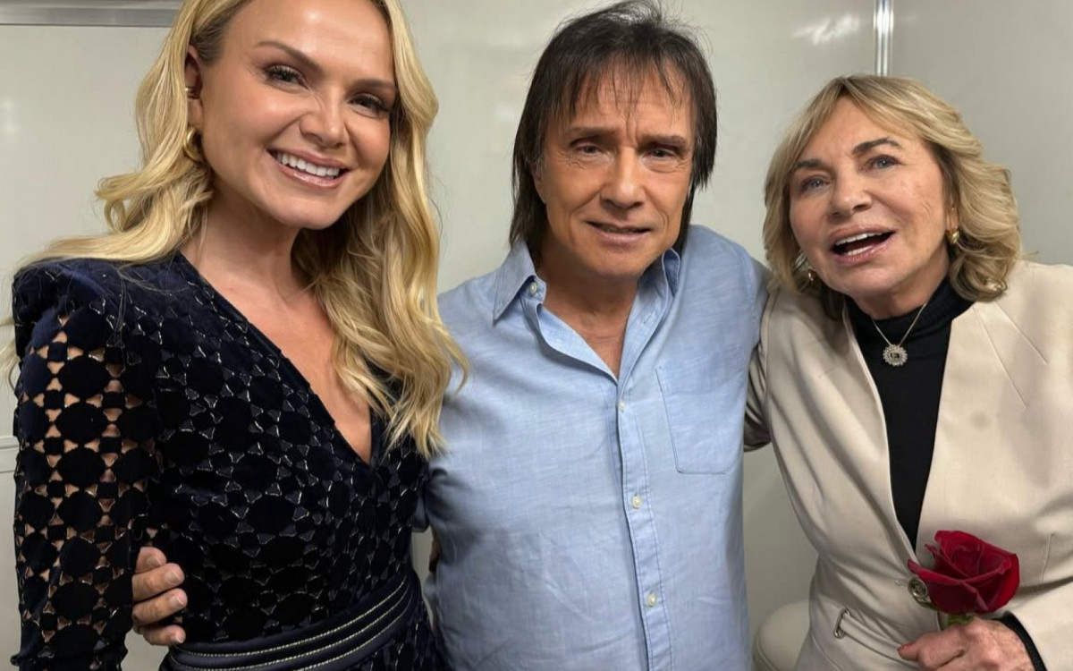 Eliana e sua mãe, Eva, posaram ao lado de Roberto Carlos