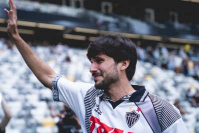 Acertado com o Fluminense, Igor Rabello recebe homenagens do Atlético-MG