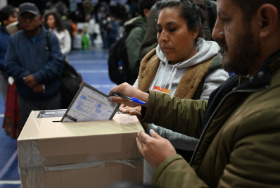 Bolívia inicia eleições para presidente e Congresso com direita como favorita