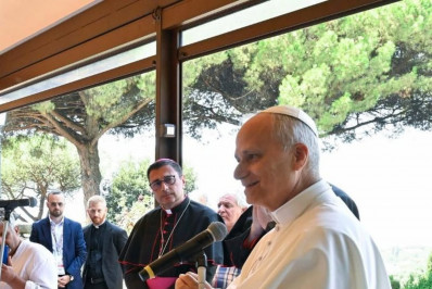 Papa Leão XIV almoça com moradores de rua e refugiados após missa