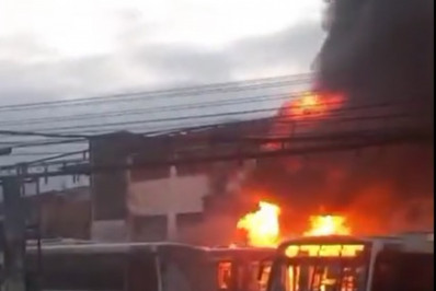 Vídeo: Incêndio atinge nove ônibus na garagem da Viação Pavunense em Anchieta