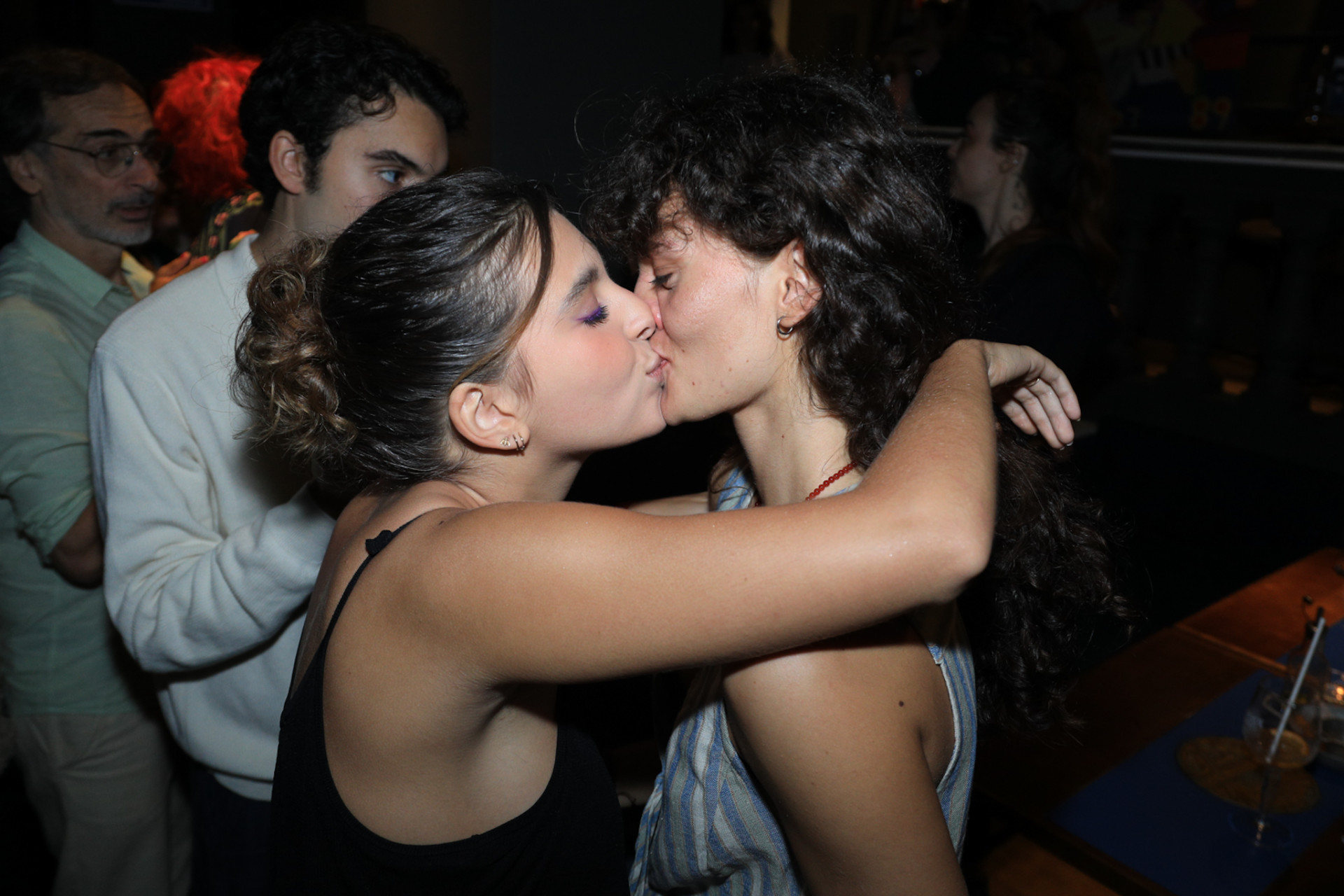 Flor Gil ganha beijão da namorada Nikita Chikita - Victor Chapetta - BrazilNews