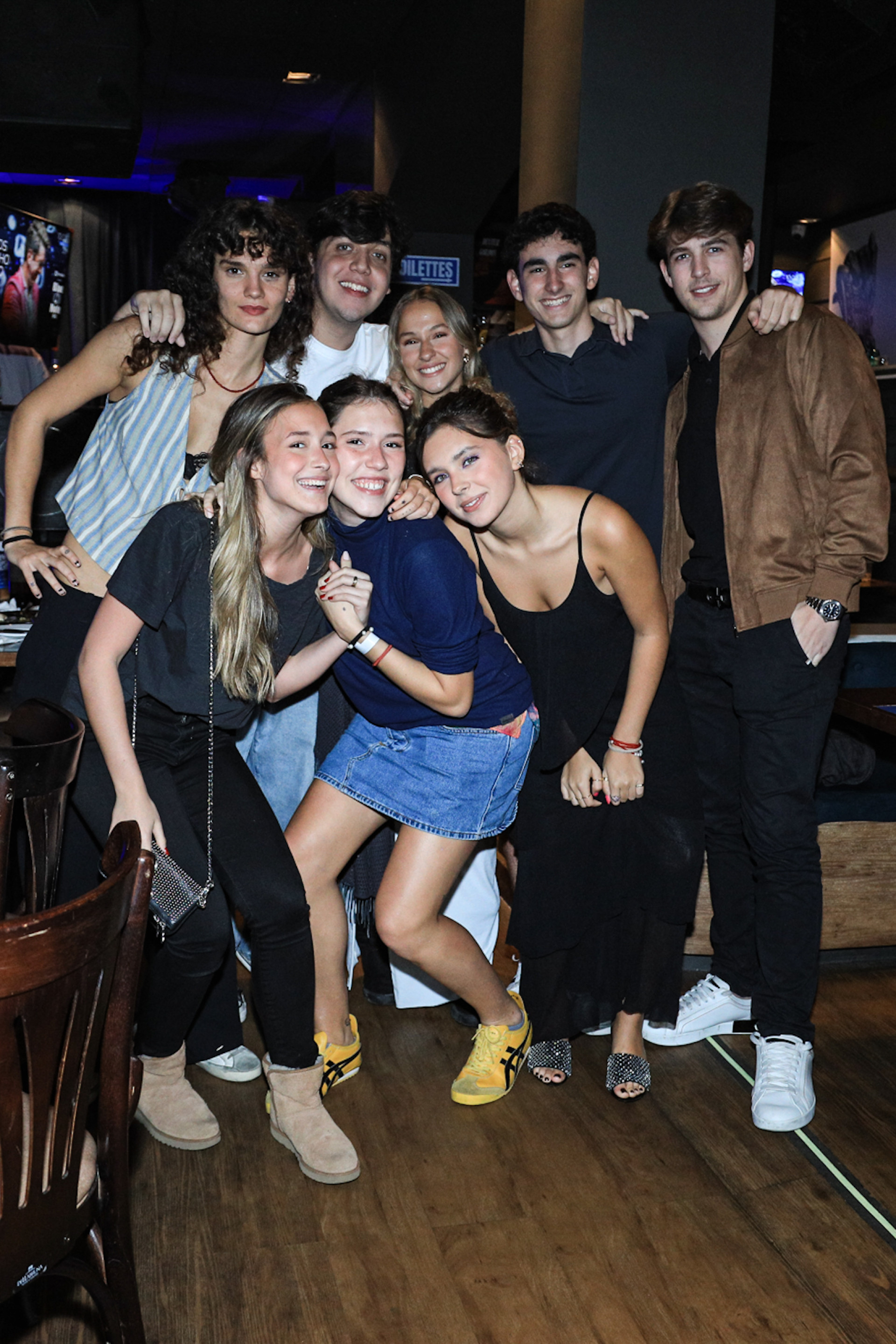 Flor Gil posa com os pais, o primo e amigos após o fim de seu show - Victor Chapetta - BrazilNews