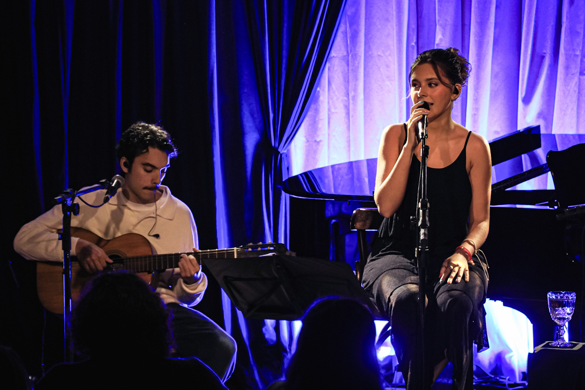 Flor Gil sobe ao palco no Blue Note em Copacabana - Victor Chapetta - BrazilNews