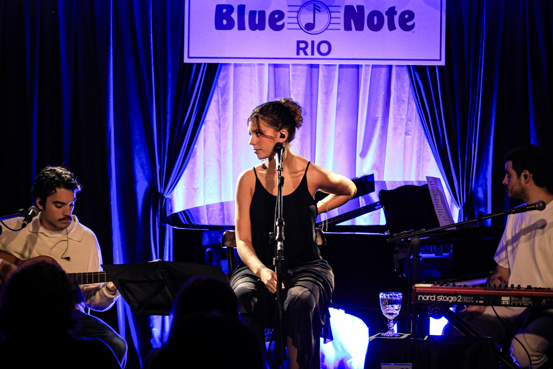 Flor Gil sobe ao palco no Blue Note em Copacabana - Victor Chapetta - BrazilNews