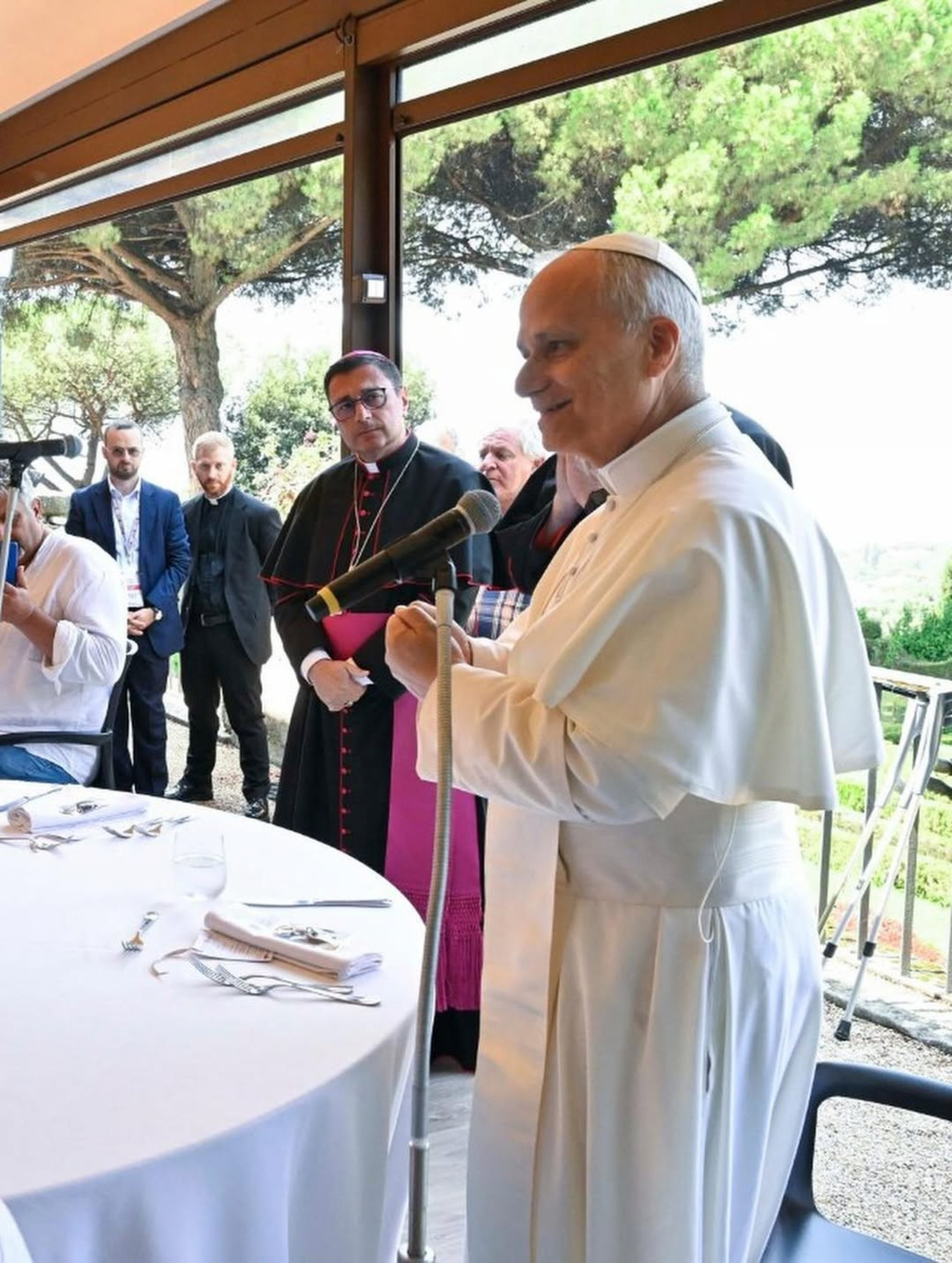 Papa Leão XIV almoçou com pobres e refugiados no último domingo das férias de verão - Reprodução Instagram / Vatican News