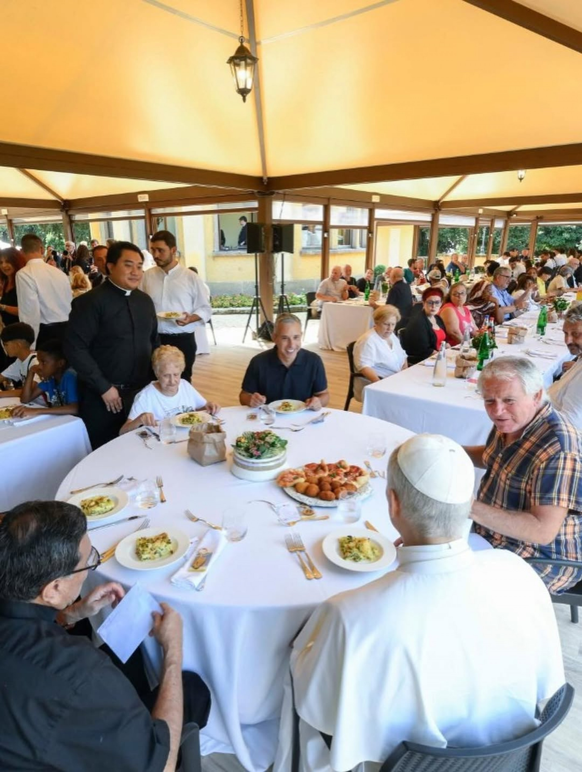 Papa Leão XIV almoçou com pobres e refugiados no último domingo das férias de verão - Reprodução Instagram / Vatican News