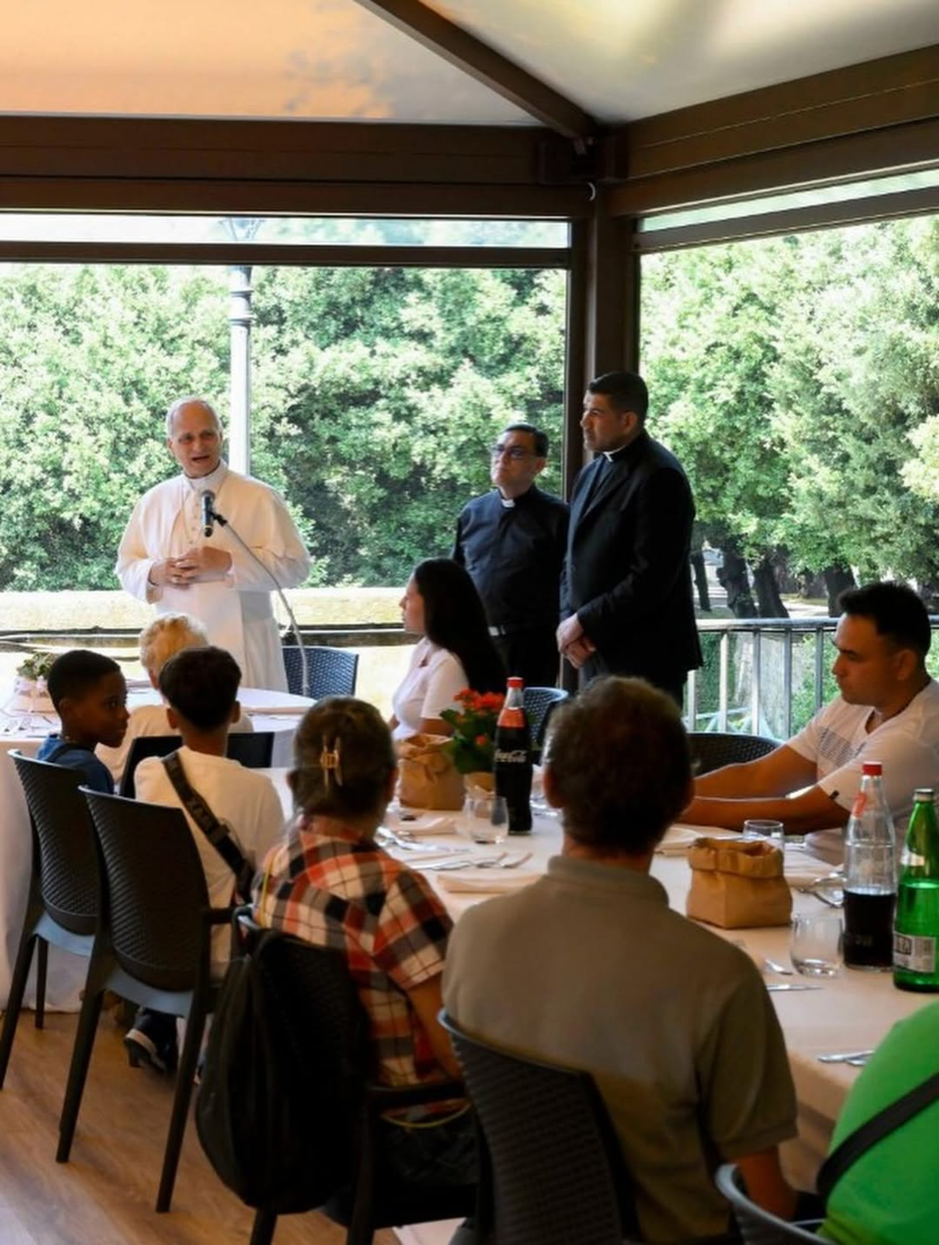 Papa Leão XIV almoçou com pobres e refugiados no último domingo das férias de verão - Reprodução Instagram / Vatican News