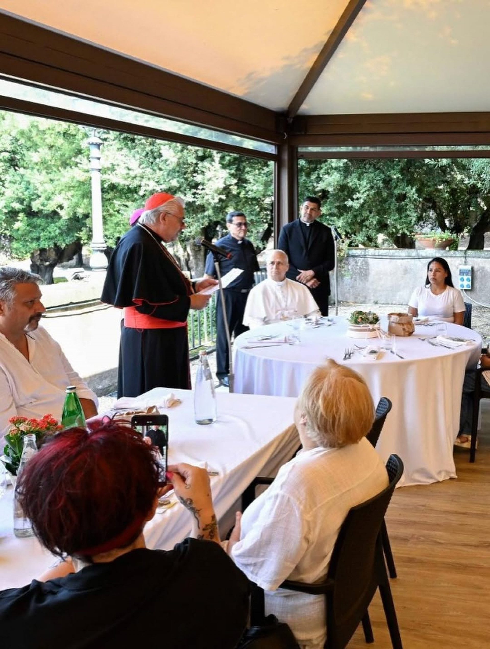 Papa Leão XIV almoçou com pobres e refugiados no último domingo das férias de verão - Reprodução Instagram / Vatican News