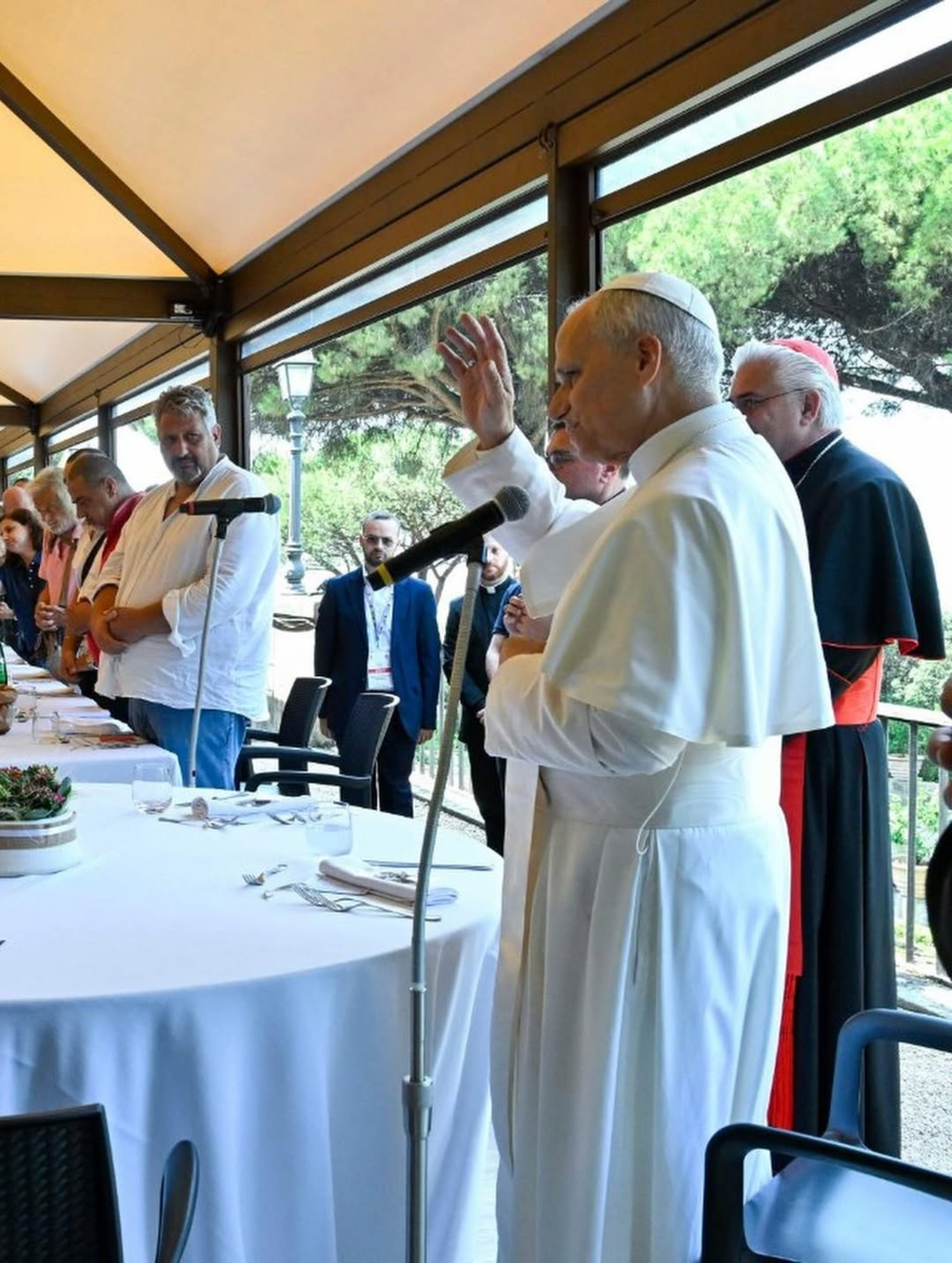 Papa Leão XIV almoçou com pobres e refugiados no último domingo das férias de verão - Reprodução Instagram / Vatican News