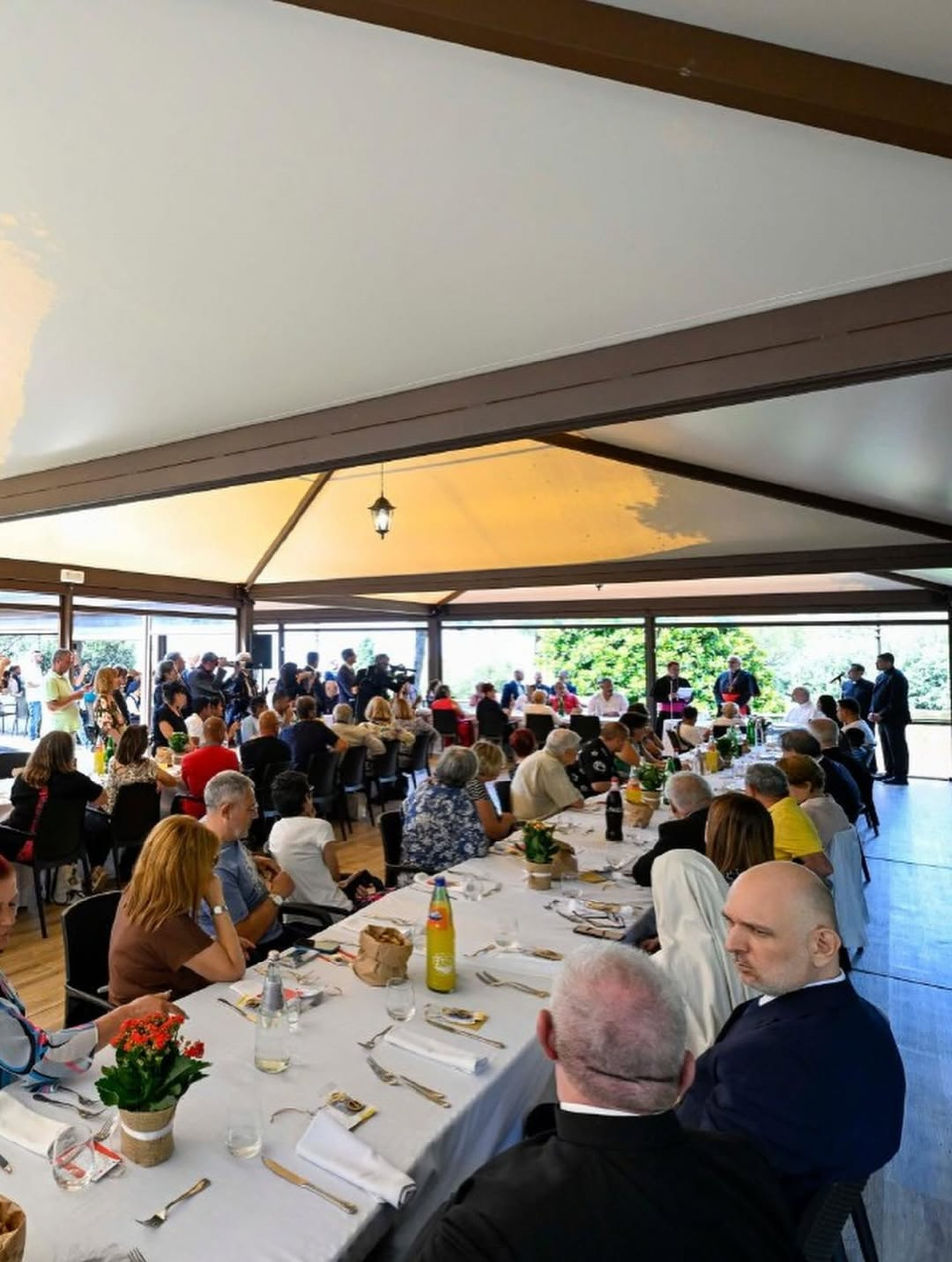 Papa Leão XIV almoçou com pobres e refugiados no último domingo das férias de verão - Reprodução Instagram / Vatican News