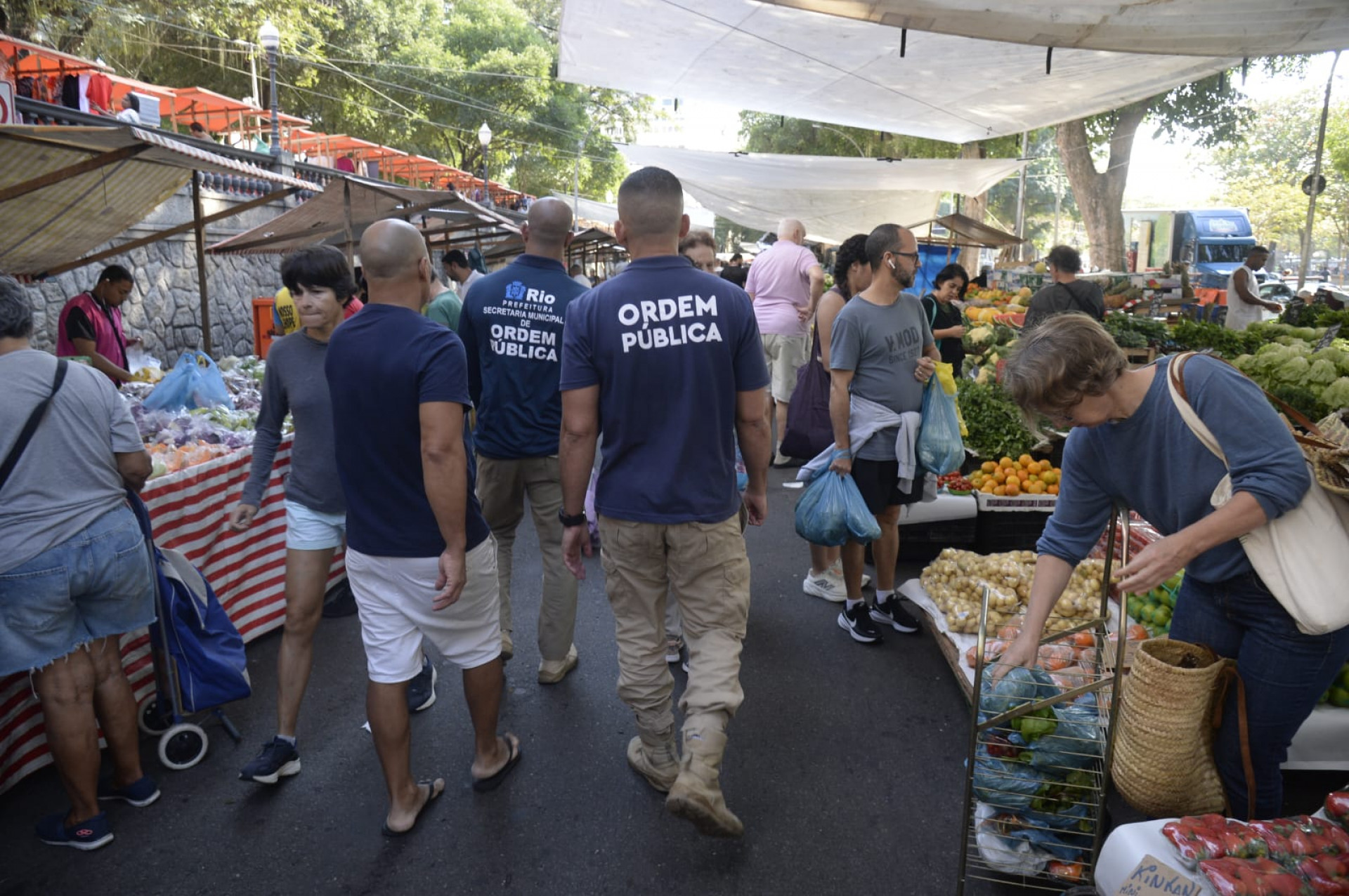 Prefeitura do Rio realizou grande operação de ordenamento na Feira da Glória neste domingo (17) - Divulgação/Seop