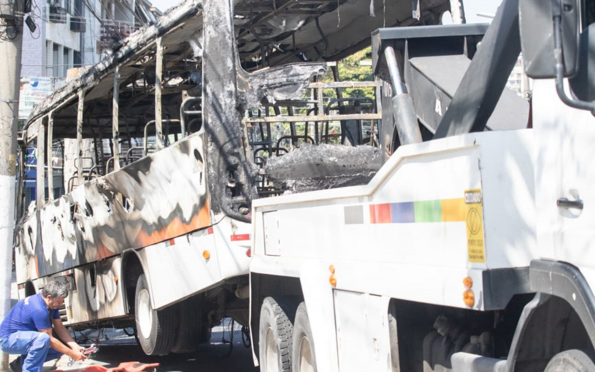Criminosos queimaram ônibus devido a operação no Morro do Dendê