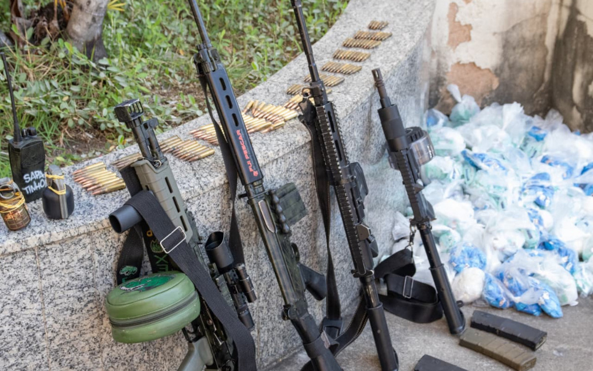 Criminosos queimaram ônibus devido a operação no Morro do Dendê