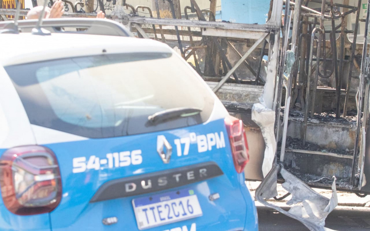 Criminosos queimaram ônibus devido a operação no Morro do Dendê