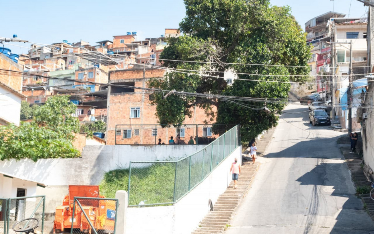 Criminosos queimaram ônibus devido a operação no Morro do Dendê
