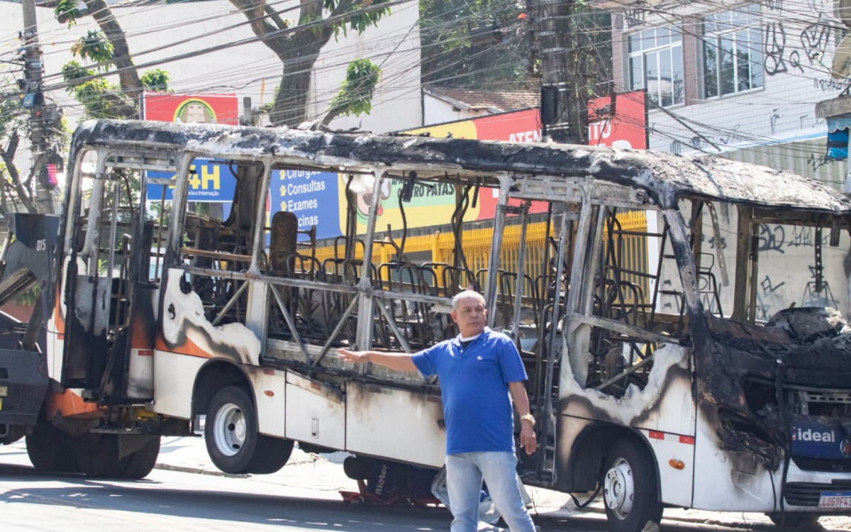 Criminosos queimaram ônibus devido a operação no Morro do Dendê