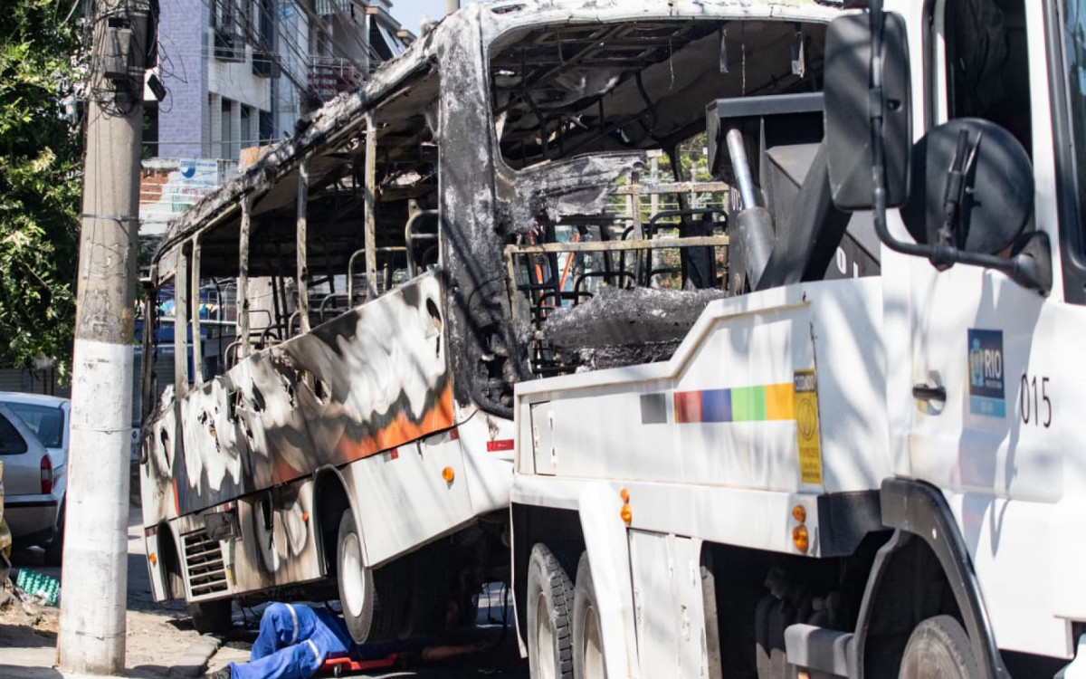 Criminosos queimaram ônibus devido a operação no Morro do Dendê