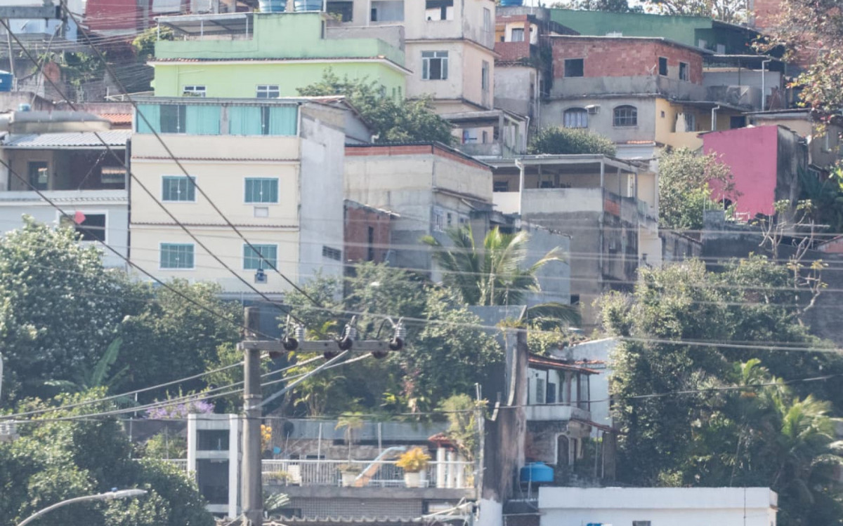 Criminosos queimaram ônibus devido a operação no Morro do Dendê
