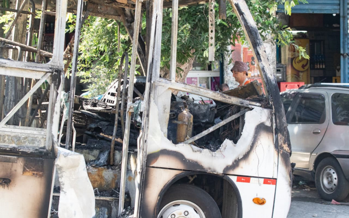 Criminosos queimaram ônibus devido a operação no Morro do Dendê