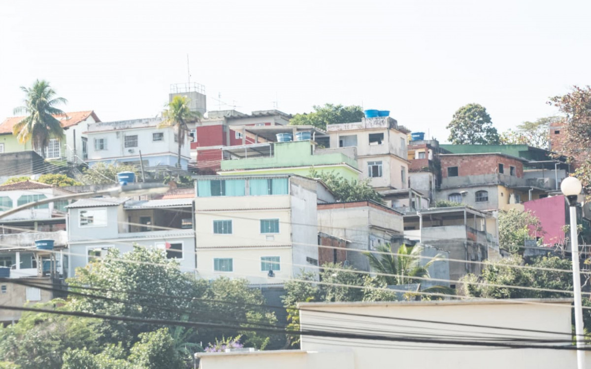 Criminosos queimaram ônibus devido a operação no Morro do Dendê