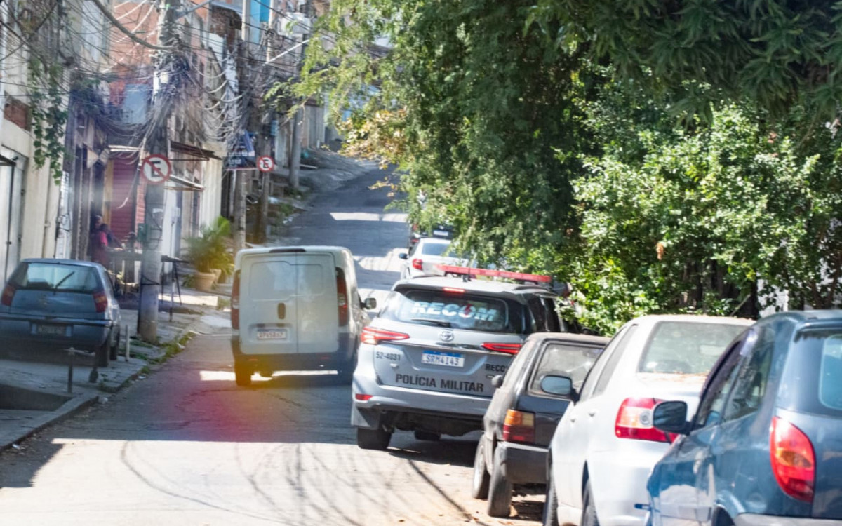 Criminosos queimaram ônibus devido a operação no Morro do Dendê