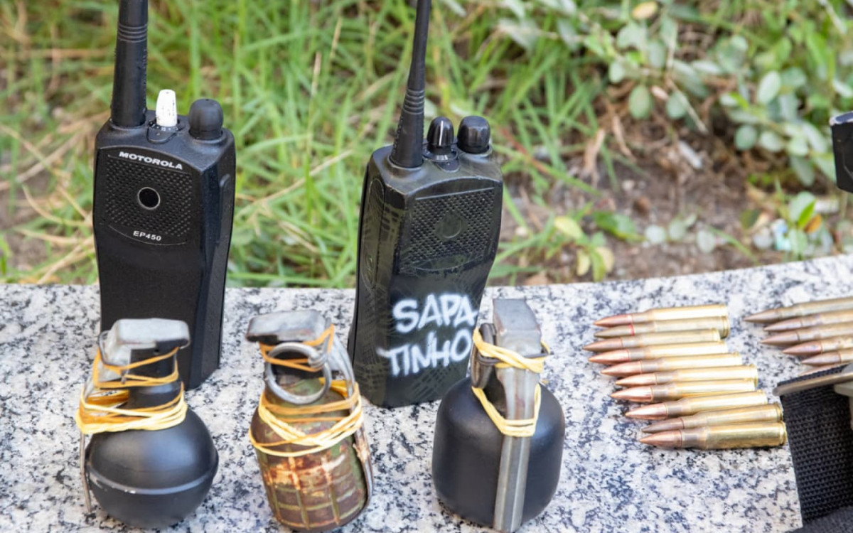 Criminosos queimaram ônibus devido a operação no Morro do Dendê