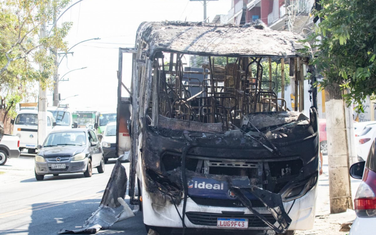 Criminosos queimaram ônibus devido a operação no Morro do Dendê