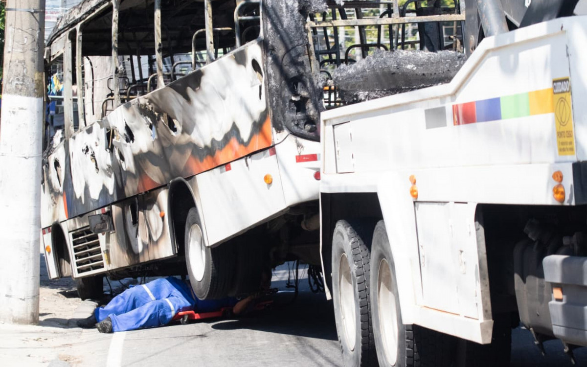 Criminosos queimaram ônibus devido a operação no Morro do Dendê