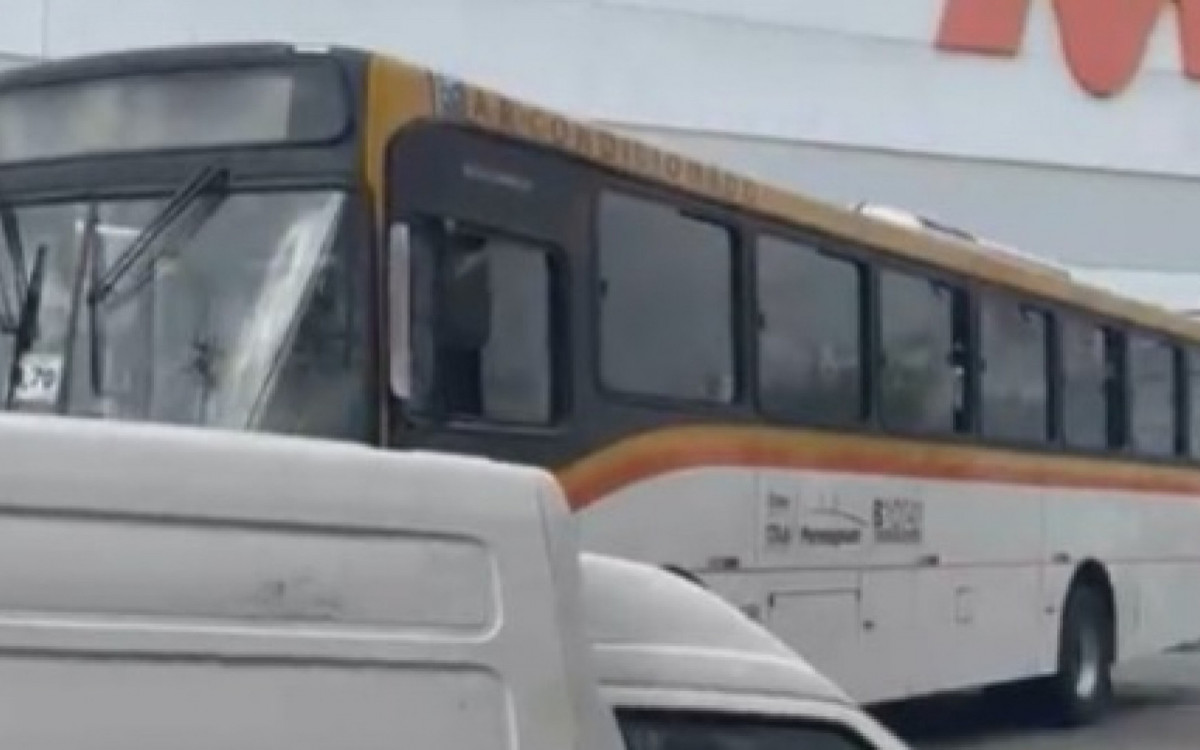 &Ocirc;nibus foram usados como barricadas em repres&aacute;lia a opera&ccedil;&atilde;o no Morro do Dend&ecirc;