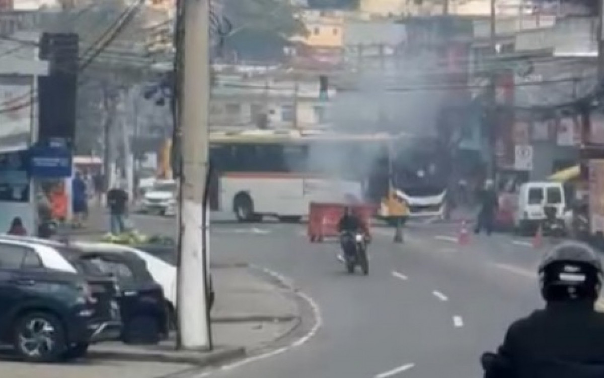 &Ocirc;nibus foram usados como barricadas em repres&aacute;lia a opera&ccedil;&atilde;o no Morro do Dend&ecirc;