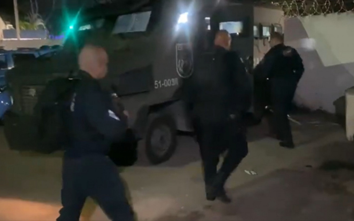 Policiais militares realizam opera&ccedil;&atilde;o no Morro do Dend&ecirc;