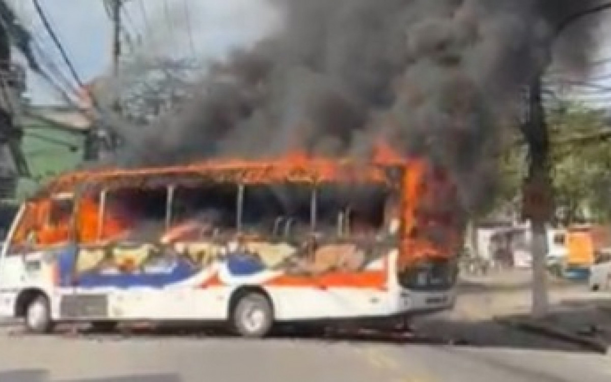 &Ocirc;nibus foram usados como barricadas em repres&aacute;lia a opera&ccedil;&atilde;o no Morro do Dend&ecirc;